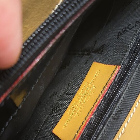 Elegant Black and Tan Tote Bag - Picture 5 of 7